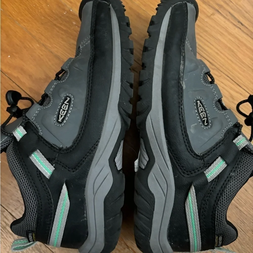 Keen Targhee gray hiking shoe size youth 5 or 7 adult